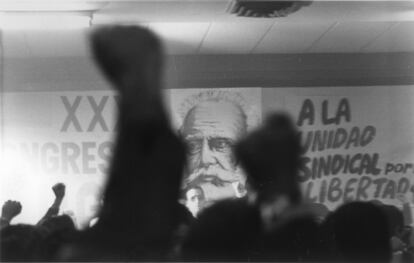 Puños levantados en el XXX Congreso de UGT, primer congreso del sindicato socialista celebrado en España desde 1936 en la semiclandestinidad, en Madrid. Al fondo, una pancarta con el retrato de Pablo Iglesias.