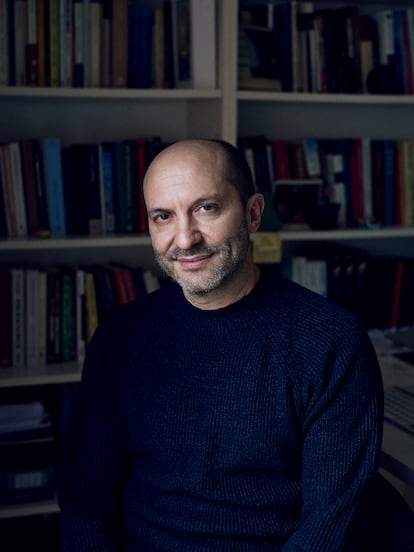 Carlos Granes, fotografiado en su casa en Madrid en marzo. 