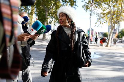 MADRID (ESPAÑA), 28/10/2024.- Lesly Guadalupe O.F., la becaria del musical 'Malinche' que denunció a Nacho Cano y propició que se abriera contra él una causa por presuntos delitos contra los derechos de los extranjeros y de los trabajadores a su llegada a los juzgados de Plaza Castilla este lunes en Madrid donde declarar como denunciante/perjudicada. EFE/ Rodrigo Jimenez
