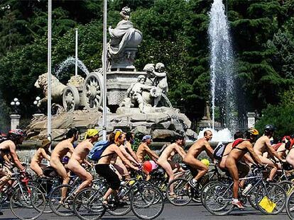 Defensores de la bicicleta, a su paso por Cibeles, durante la marcha ciclonudista que han celebrado hoy por las calles de Madrid.