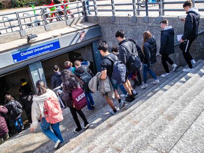 Estudiantes entran en la parada de Metro de Ciudad Universitaria, en Madrid.