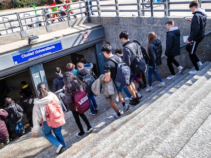Estudiantes entran en la parada de metro de Ciudad Universitaria, en Madrid.