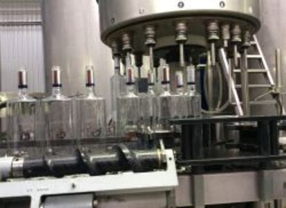Planta donde se embotella la ginebra Martin Miller’s, en Borganes (Islandia)