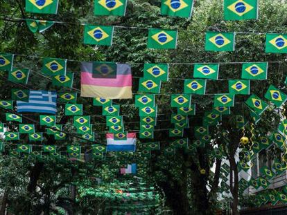 Uma rua do Rio de Janeiro decorada para a Copa.