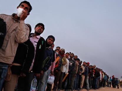 A veces, los refugiados esperan todo el día en las colas para conseguir alimento, agua o medicinas.