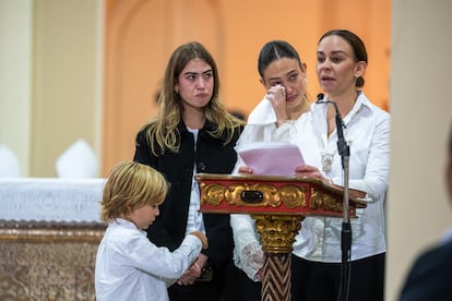 María Claudia Tarazona, viuda de Miguel Uribe, acompañada por sus tres hijas el 13 de agosto del 2025.