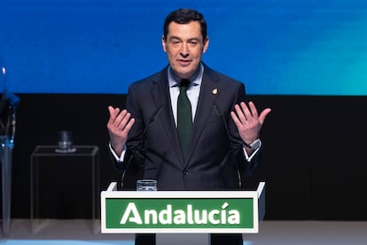 El presidente de la Junta de Andalucía, Juan Manuel Moreno Bonilla, durante el acto de entrega de medallas por el Día de Andalucía, celebrado en el Teatro de la Maestranza de Sevilla el 28 de febrero.