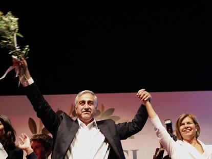 Akinci celebra la victoria con su esposa.