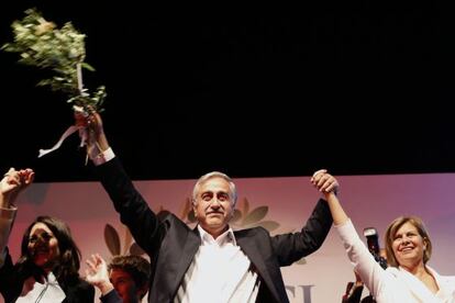 Akinci celebra la victoria con su esposa.