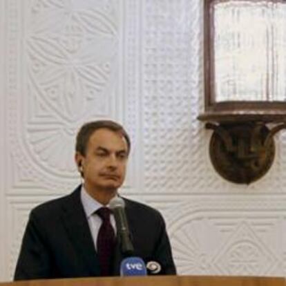 El presidente del Gobierno, José Luis Rodríguez Zapatero, y el primer ministro de Catar, Hamad bin Jaber Al Thani, durante la rueda de prensa conjunta.