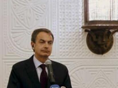 El presidente del Gobierno, José Luis Rodríguez Zapatero, y el primer ministro de Catar, Hamad bin Jaber Al Thani, durante la rueda de prensa conjunta.