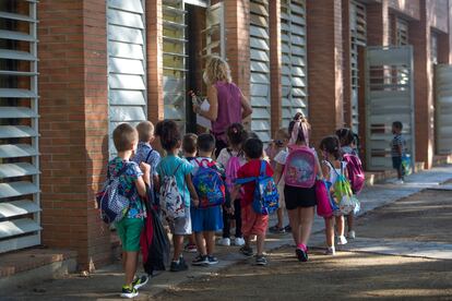 Alumnos con su maestra en una escuela de Barcelona.