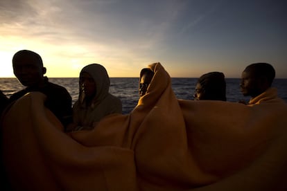 Hombres en la cubierta del buque 'Golfo Azzurro' tras ser rescatados por los trabajadores de la ONG española 'Proactiva Open Arms' en aguas del Mediterráneo.