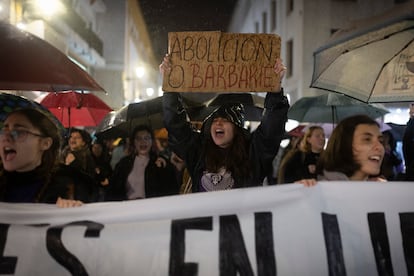 Una joven sostiene una pancarta durante la marcha convocada por el Movimiento Feminista de Sevilla con motivo del Día Internacional de la Mujer.