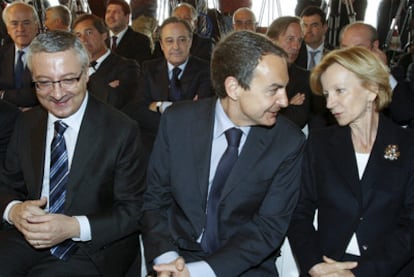 José Luis Rodríguez Zapatero, entre José Blanco y Elena Salgado y detrás, de izquierda a derecha, Baldomero Falcones (FCC), José Manuel Entrecanales (Acciona) y Florentino Pérez (ACS), durante la presentación del Plan Extraordinario de Infraestructuras el pasado mayo en Madrid.