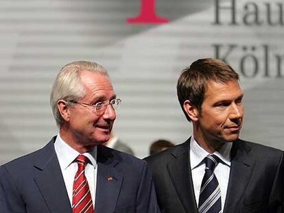 El presidente del consejo de supervisión de Deutsche Telekom, Klaus Zumwinkel (izquierda), y el presidente ejecutivo, René Obermann.