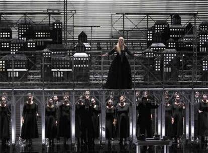 Mireille Delunsch, arriba, en el papel de Electra durante la representación de <i>Idomeneo </i>en Aix-en-Provence.