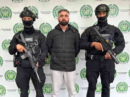 Bulent Aslanoglu, custodiado por la policía colombiana tras su arresto el 9 de mayo por su presunta implicación en el alijo de 100 kilos de cocaína descubierto en Fuenlabrada, en una imagen facilitada por las autoridades de Bogotá.