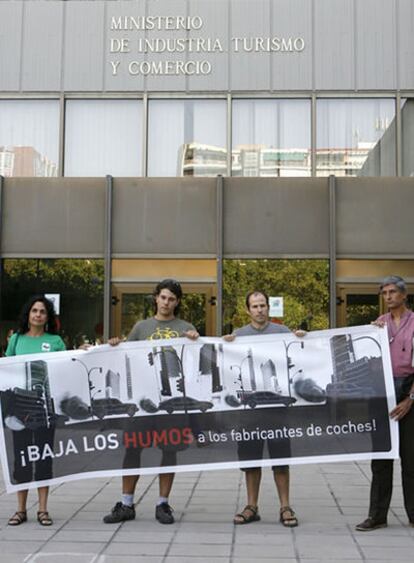 La pancarta en que se puede leer "¡Baja los humos a los fabricantes de coches!".