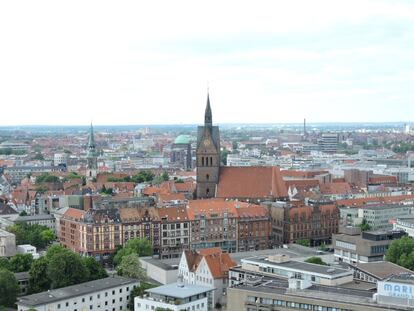 El ascensor oblicuo del Neues Rathaus permite subir hasta la cúpula. Es una rareza técnica: inclinado en un ángulo de 17 grados supera los 43 metros de altura que hay hasta la terraza. Desde allí se puede observar toda la ciudad.