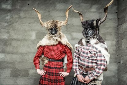 Trangas, personajes del carnaval de Bielsa (Huesca), con sus grandes cuernos.