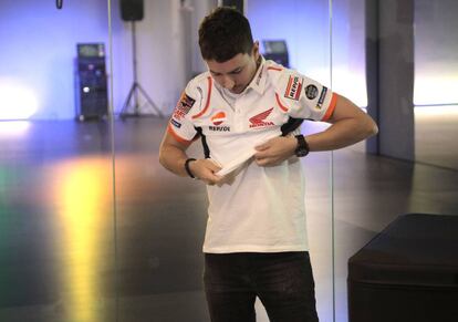 Jorge Lorenzo se enfunda la camiseta de Honda por primera vez.