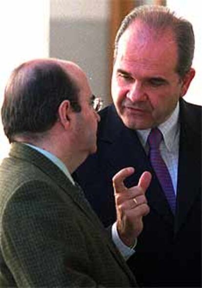 Manuel Chaves y Gaspar Zarrías, ayer en el Parlamento.