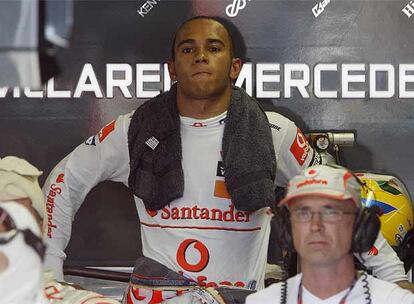 Lewis Hamilton, con gesto contrariado, tras el incidente que le ha dejado fuera de carrera