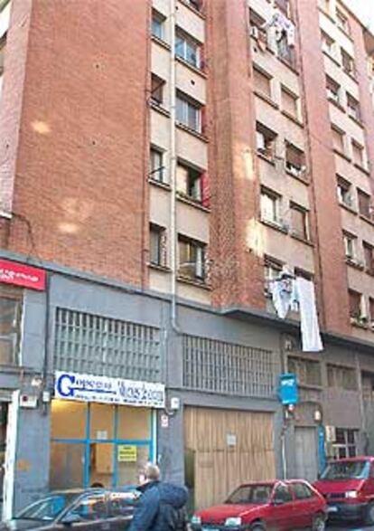 Edificio de la calle Batalla de Padura, en la capital vizcaína, donde esta madrugada ha fallecido la mujer.