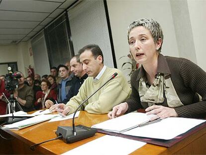 La ex concejal del PP en el Ayuntamiento de Alhama, Teresa Rodríguez, durante el pleno de ayer.