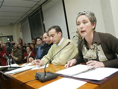 La ex concejal del PP en el Ayuntamiento de Alhama, Teresa Rodríguez, durante el pleno de ayer.