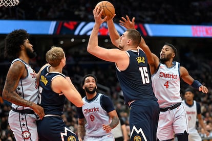 Nikola Jokić, lanzando a canasta durante el partido de este sábado.