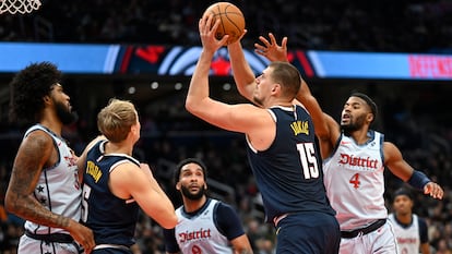 Nikola Jokić, lanzando a canasta durante el partido de este sábado.
