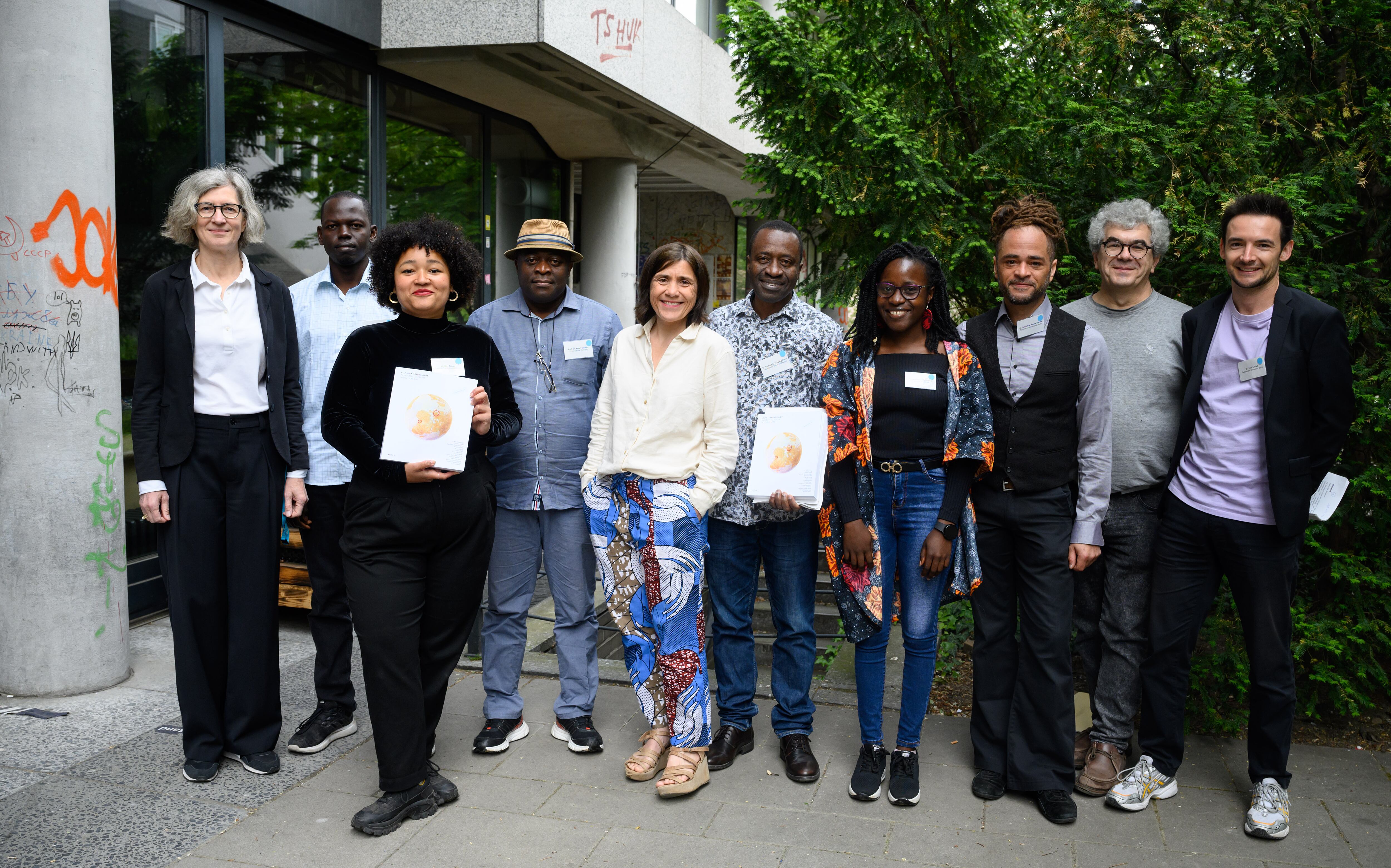 Los autores del libro 'Atlas de la ausencia', fotografiados el 2 de junio en Berlín. En el medio, la historiadora francesa Bénédicte Savoy.