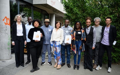 Los autores del libro 'Atlas de la ausencia', fotografiados el 2 de junio en Berlín. En el medio, la historiadora francesa Bénédicte Savoy.