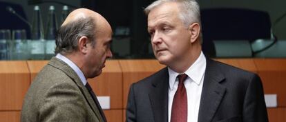 El ministro de Economía, Luis de Guindos, charla con el comisario europeo de Asuntos Económicos, Olli Rehn.
