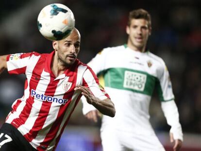 Mikel Rico trata de controlar ante Rubén Pérez.