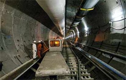 Vista del interior del túnel bajo la sierra de Guadarrama para el tren veloz que unirá Madrid con Valladolid, desde la vertiente segoviana.