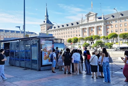 Cola para subir a uno de los autobuses especiales en Moncloa.