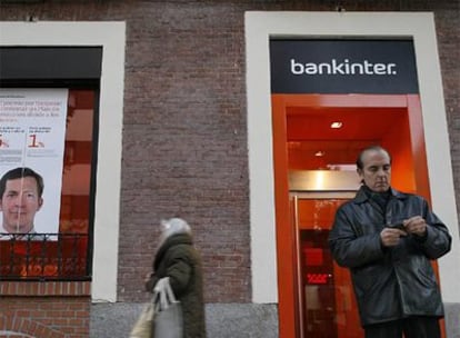 Oficina de Bankinter en Madrid con su oferta en materia de planes de pensiones en el escaparate.