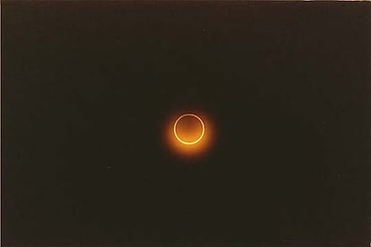 Este es el eclipse visible desde España con mayor grado de ocultación  desde el eclipse total observado en Canarias en 1959. A partir de las 9.38 horas del día 3 de octubre la Luna comenzará a cubrir parcialmente el Sol hasta que, en torno a las 10.53 horas, y durante casi cuatro minutos tapará el centro del astro, con lo que sólo quedará visible un círculo solar y un 90% de luminosidad.