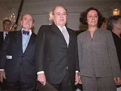 Jordi Pujol, entre Luis Martí Mingarro, decano del Colegio de Abogados de Madrid, y la ministra Ana Palacio.