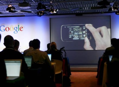 Periodistas atienden durante la presentación del nuevo móvil de Google