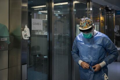 Un sanitario se ajusta el traje en la UCI Covid del Hospital Vall d'Hebron de Barcelona.