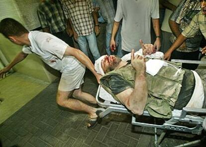 Un palestino herido es llevado al hospital tras el ataque israelí contra un campo de entrenamiento de Hamás.
