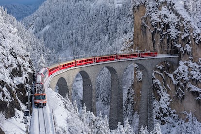 Una de las estampas más conocidas del trayecto del Bernina Express en Suiza.