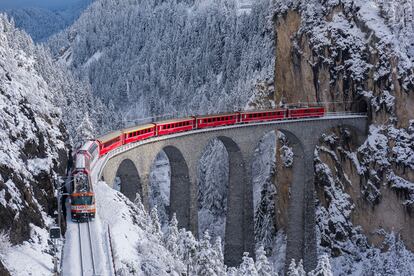 Una de las estampas más conocidas del trayecto del Bernina Express en Suiza.