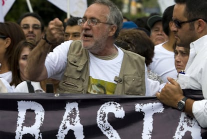 El poeta Javier Sicilia, al frente de una marcha contra la violencia en las calles de Cuernavaca.