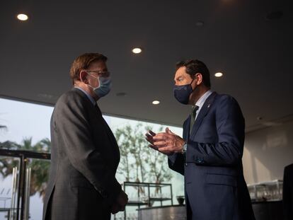 El presidente de la Junta de Andalucía, Juan Manuel Moreno Bonilla, junto al presidente de la Comunidad Valenciana, Ximo Puig, en junio en Barcelona.