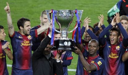 Vilanova y Abidal levantan el trofeo de campeones de Liga.